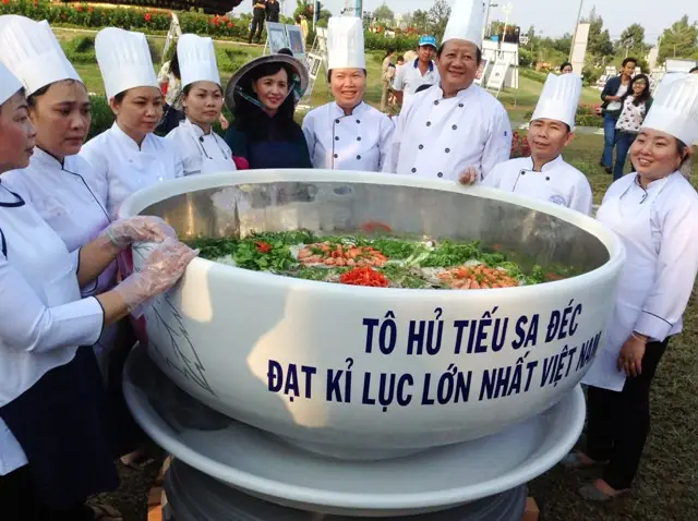 Tô Hủ Tiếu Lớn Nhất Việt Nam: Trải Nghiệm Ẩm Thực Độc Đáo Cho Du Khách Quốc Tế Tô Hủ Tiếu Lớn Nhất Việt Nam: Trải Nghiệm Ẩm Thực Độc Đáo Cho Du Khách Quốc Tế