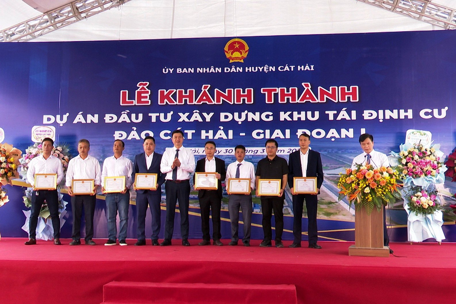UBND huyện Cát Hải trao giấy khen cho các tập thể và cá nhân