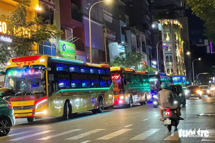 Siết Kiểm Tra Xe Khách Bát Nháo Trên Đường Phạm Ngũ Lão, Quận 1 - Ảnh 1.
