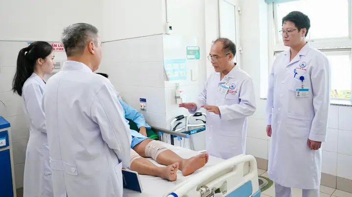 Pgsts-vo-thanh-toan-cung-bac-si-nhan-vien-y-te-benh-vien-thong-nhat-tham-kham-cho-benh-nhan.jpg