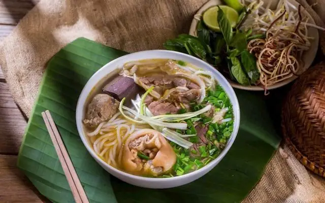 Bún Bò Huế Nguyễn Quý Đức: Hương Vị Xa Xứ Và Visa Du Lịch Toàn Cầu