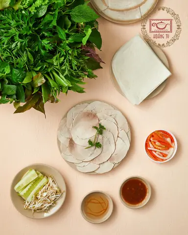 Bánh Tráng Cuốn Thịt Heo Kèm Rau Rừng Là Món Đặc Sản Nổi Tiếng Của Người Tây Ninh. Món Ăn Là Sự Kết Hợp Hoàn Hảo Từ Vị Ngọt Của Thịt Heo, Vị Nồng Của Rau Rừng Và Sự Đậm Đà Của Nước Chấm Nên Đã Chinh Phục Được Cả Những Thực Khách Khó Tính Nhất. Vậy Món Đặc Sản Này Tại Nhà Hàng Hoàng Ty Có Gì Đặc Biệt Mà Luôn Được Thực Khách Đánh Giá Cao Trong Nhiều Năm Qua? Chi Tiết Sẽ Được Bật Mí Thêm Ở Nội Dung Ở Bài Viết Sau Đây. Bánh Tráng Cuốn Thịt Heo Kèm Rau Rừng Là Món Đặc Sản Nổi Tiếng Của Người Tây Ninh. Món Ăn Là Sự Kết Hợp Hoàn Hảo Từ Vị Ngọt Của Thịt Heo, Vị Nồng Của Rau Rừng Và Sự Đậm Đà Của Nước Chấm Nên Đã Chinh Phục Được Cả Những Thực Khách Khó Tính Nhất. Vậy Món Đặc Sản Này Tại Nhà Hàng Hoàng Ty Có Gì Đặc Biệt Mà Luôn Được Thực Khách Đánh Giá Cao Trong Nhiều Năm Qua? Chi Tiết Sẽ Được Bật Mí Thêm Ở Nội Dung Ở Bài Viết Sau Đây.