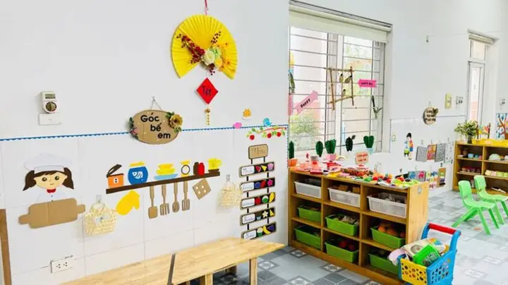 Trang Trí Lớp Học Mầm Non Không Chỉ Làm Đẹp Không Gian Mà Còn Tạo Môi Trường Học Tập Vui Tươi, Kích Thích Sự Sáng Tạo Và Trí Tưởng Tượng Của Trẻ. Một Lớp Học Được Sắp Xếp Khoa Học, Trang Trí Sinh Động Với Màu Sắc Hài Hòa Và Góc Hoạt Động Phong Phú Sẽ Giúp Bé Hứng Thú Đến Trường Mỗi Ngày. Cùng Avakids Khám Phá Ngay Nhé!