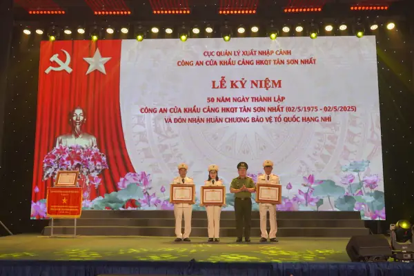 Công An Cửa Khẩu Cảng Hàng Không Quốc Tế Tân Sơn Nhất Đón Nhận Huân Chương Bảo Vệ Tổ Quốc Hạng Nhì -0