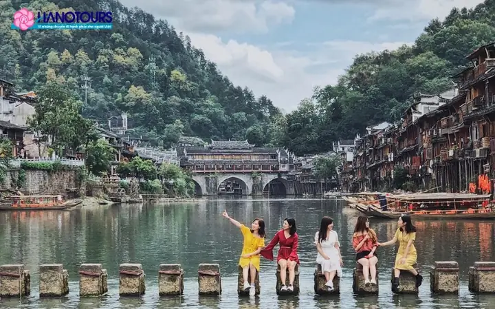 Đi Trung Quốc Nên Mặc Gì? Cẩm Nang Trang Phục Chi Tiết Nhất Mùa Hè