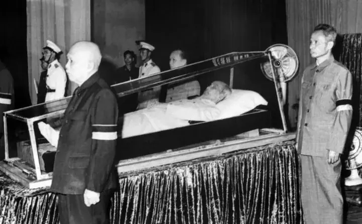 Lăng Hồ Chí Minh: Tìm Hiểu Lễ Viếng Và Ý Nghĩa "ho Chi Minh Lying In State"