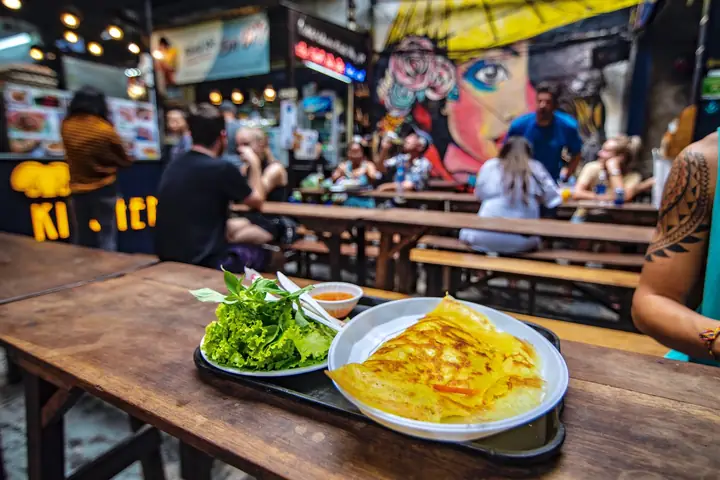 Nên Dành Bao Nhiêu Ngày Ở Thành phố Hồ Chí Minh Để Khám Phá Hết? Eat At Ben Thanh Market