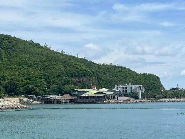 Trải Nghiệm Ẩm Thực tại Nhà Hàng Thiên Phước Nha Trang: Hướng Dẫn Dành cho Du Khách Quốc Tế và Yêu Cầu Visa Việt Nam Nhà Hàng Lữ Quán Thiên Phước Làm Công Trình Kiên Cố Lấn Biển Nha Trang (ảnh L.h)