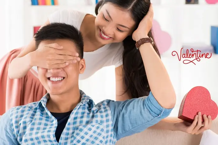 Tặng quà gì khi lần đầu gặp bạn trai? 30+ gợi ý ấn tượng, tinh tế Tặng Quà Cho Bạn Trai – Nghệ Thuật Từ Trái Tim