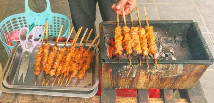 Thịt Nướng Xiên Que Hà Nội: Khám Phá Hương Vị Đường Phố Thủ Đô Cho Du Khách Quốc Tế Thịt Xiên Nướng Ngon Hà Nội – Khu Chợ Nghĩa Tân