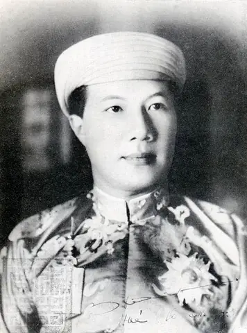 Vua Bảo Đại(1913-1997) Tên Khai Sinh Là Nguyễn Phúc Vĩnh Thụy Là Con Trai Duy Nhất Của Vua Khải Định Và Từ Cung Hoàng Thái Hậu. Ông Là Vị Vua Cuối Cùng Của Triều Nguyễn Nói Riêng Và Của Chế Độ Phong Kiến Việt Nam Nói Chung. Về Thân Thế Của Ông Cho Tới Nay Vẫn Còn Khá Nhiều Nghi Ngờ Vì Vua Khải Định Mang Tiếng Là Bất Lực Và Không Thích Gần Đàn Bà.