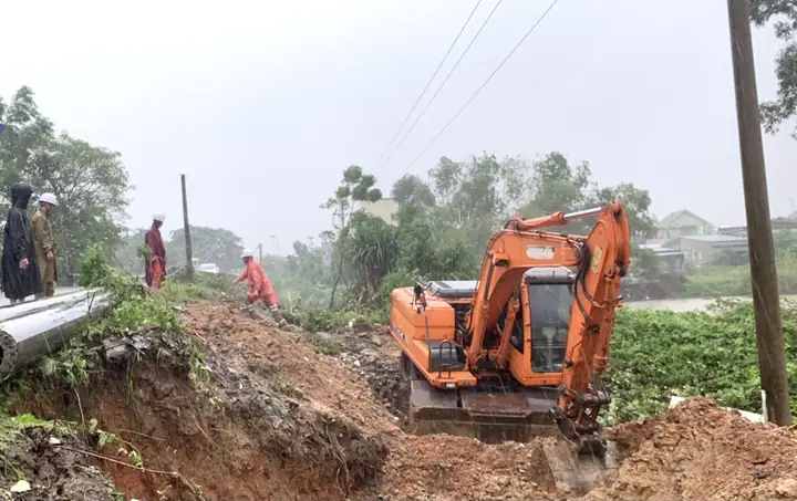 Điện Lực Nghi Xuân (hà Tĩnh) Khẩn Trương Khắc Phục Sự Cố Điện Do Mưa Lớn, Sạt Lở Đất Điện Lực Nghi Xuân (hà Tĩnh) Khẩn Trương Khắc Phục Sự Cố Điện Do Mưa Lớn, Sạt Lở Đất