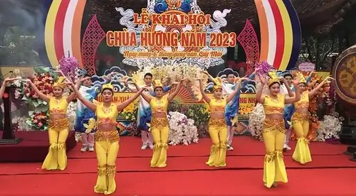 Từ `xem Bói Cô Khanh Thái Hà` Đến Quyết Định Du Lịch Quốc Tế: Nên Tin Ai? Từ `xem Bói Cô Khanh Thái Hà` Đến Quyết Định Du Lịch Quốc Tế: Nên Tin Ai?