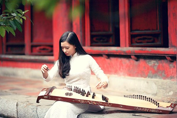 Đàn Tranh Việt Nam: Khám Phá Âm Nhạc Cổ Truyền Đầy Mê Hoặc Đàn tranh Việt Nam biểu diễn