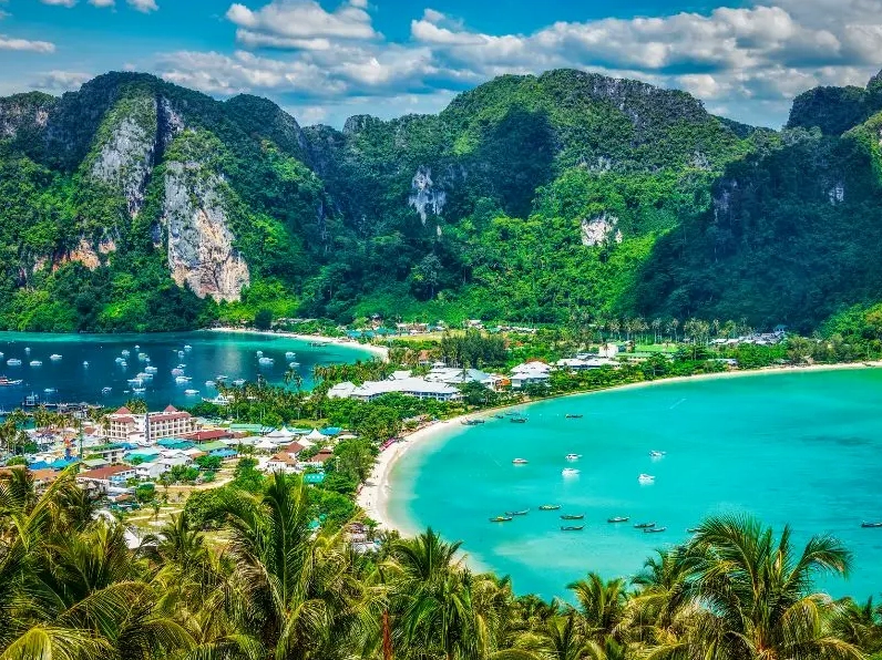 Bãi biển Patong với cát trắng và nước biển xanh ngắt
