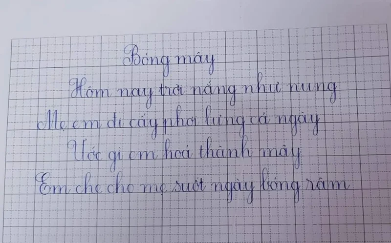 Bé đang tập viết chữ