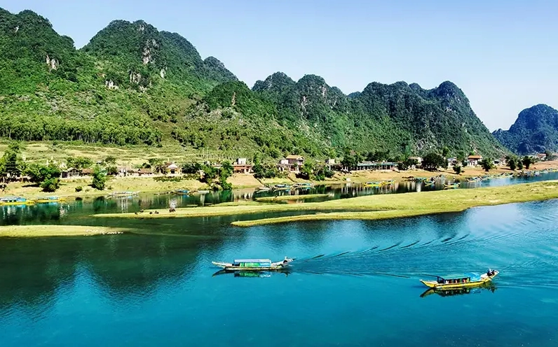 Bên trong động Phong Nha