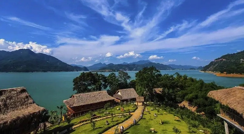 Top Điểm Du Lịch Hòa Bình Hấp Dẫn Nhất 2026 Cảnh quan Mai Châu yên bình
