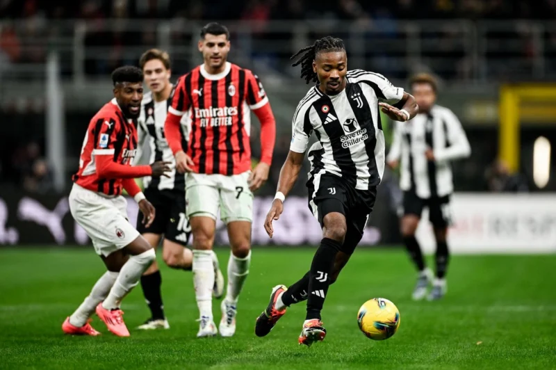 Cầu thủ Juventus và AC Milan tranh chấp bóng