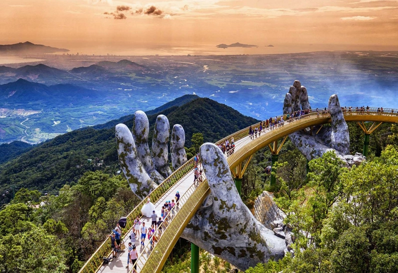 Cầu Vàng Đà Nẵng biểu tượng du lịch miền Trung