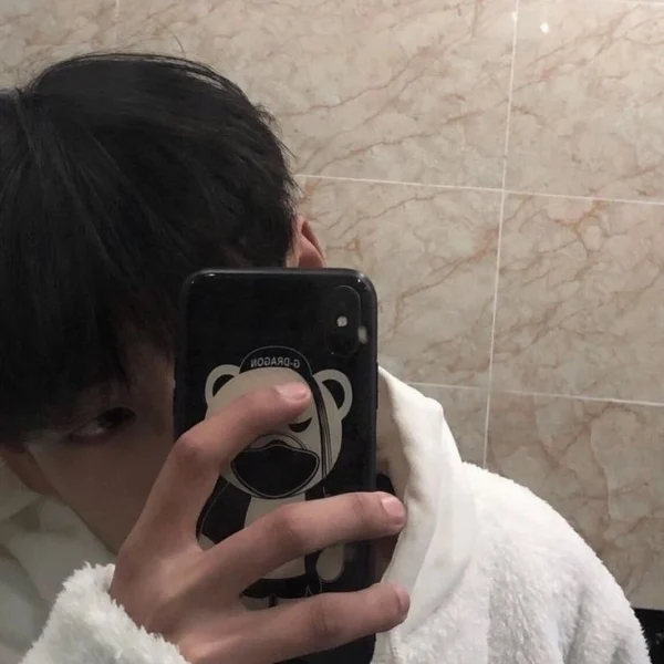 Lowkey Boy Là Gì? Khám Phá Phong Cách "Ít Nói, Nhiều Chất" Của Chàng Trai "Lowkey" Chàng trai lowkey có phong cách sống giản dị và chân thành