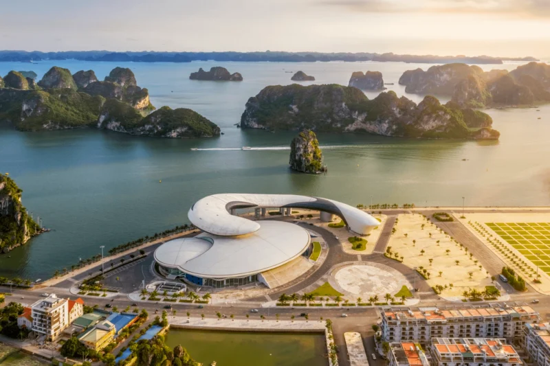 Top Điểm Du Lịch Quảng Ninh: Khám Phá Vẻ Đẹp 2026 Chợ cửa khẩu Móng Cái - Điểm du lịch Quảng Ninh