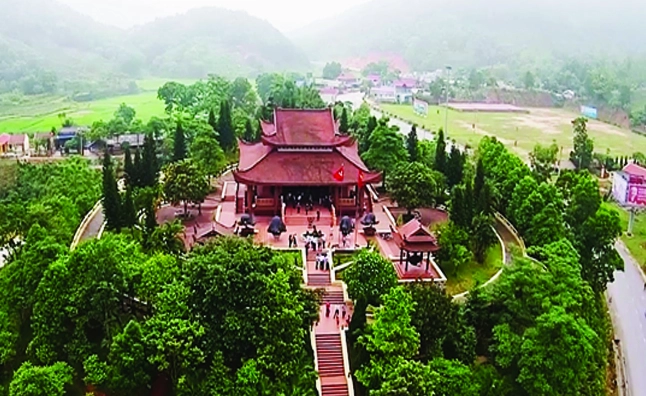 Điểm Du Lịch Thái Nguyên: Khám Phá Vẻ Đẹp Thiên Nhiên & Văn Hóa Hấp Dẫn Du khách khám phá Thái Nguyên