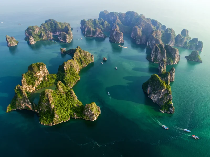 Top Điểm Du Lịch Quảng Ninh: Khám Phá Vẻ Đẹp 2026 Du thuyền trên Vịnh Hạ Long