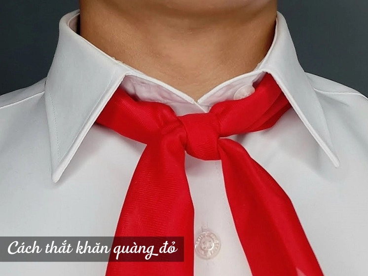 Hướng dẫn thắt khăn đỏ kiểu truyền thống cho học sinh