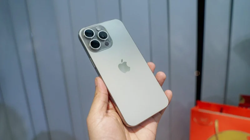 iPhone 15 Pro Max màu Titan tự nhiên