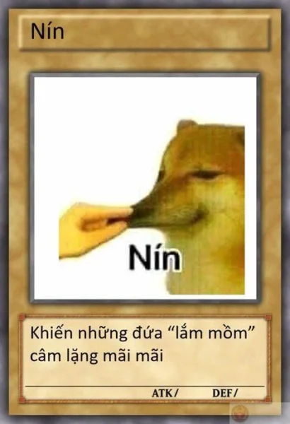 Lá Bài Meme Mạnh Nhất: Hé Lộ Sức Mạnh Bất Ngờ Người chơi đang cầm một lá bài meme trên tay