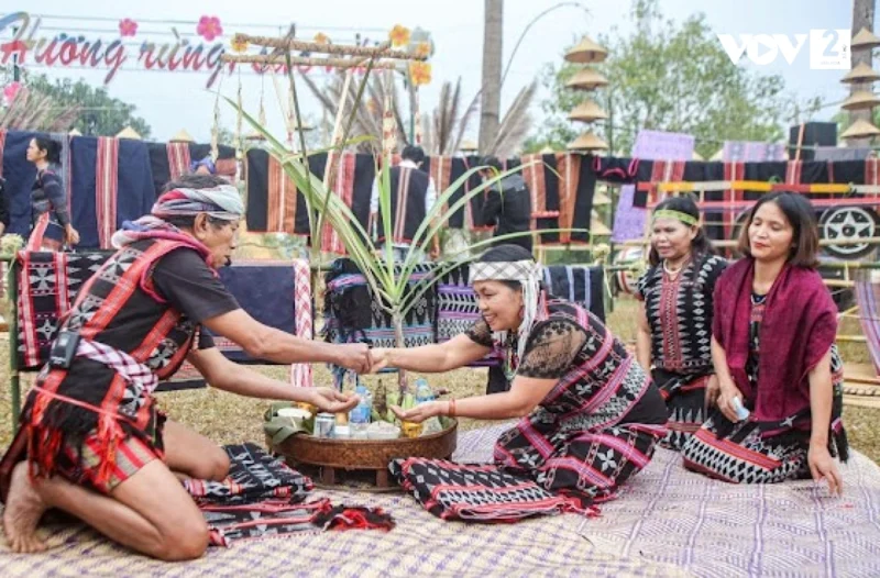 Người dân tộc Tà Ôi trong trang phục truyền thống
