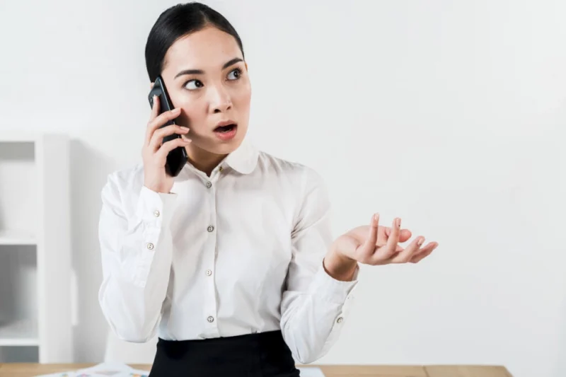 Bất Mãn Là Gì? Nguyên Nhân và Cách Đối Phó Hiệu Quả Năm 2026 Phụ nữ trẻ đang tranh cãi qua điện thoại, thể hiện sự bất mãn