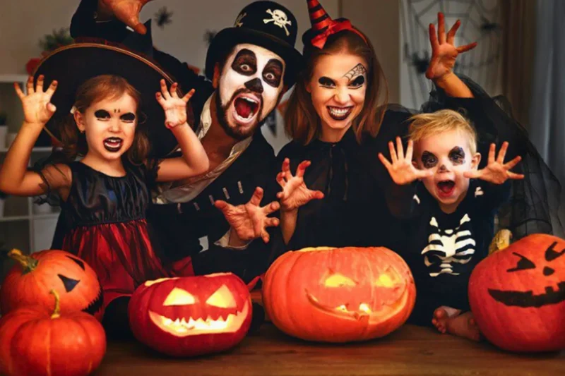 Trang phục Halloween với các màu sắc khác nhau
